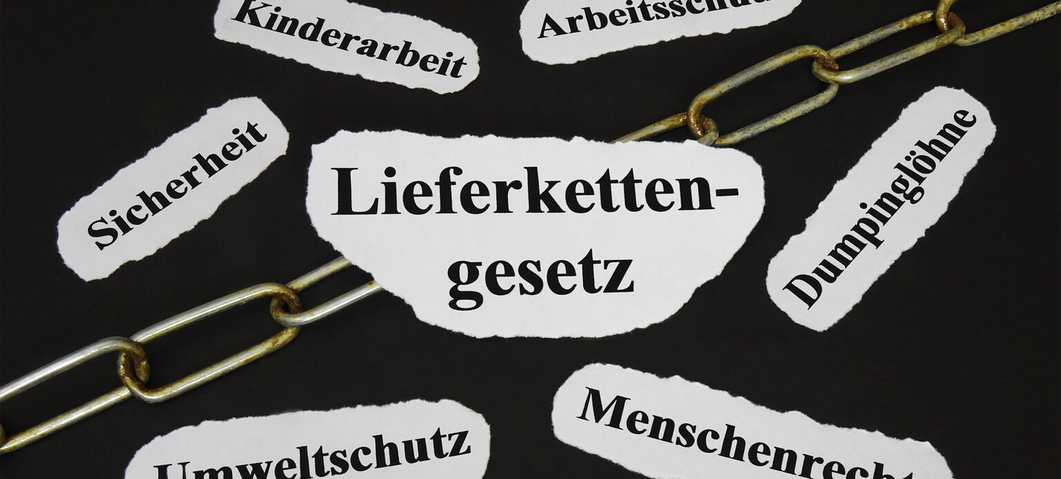 Neben einer Kette liegen Begriffe zum Lieferkettengesetz. 