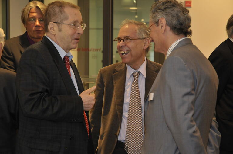 Zu sehen sind 4 Besucher der HSI Veranstaltung