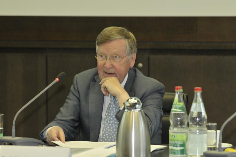 Das Bild zeigt Prof. Manfred Weiss bei der Gründungsveranstaltung des HSI.