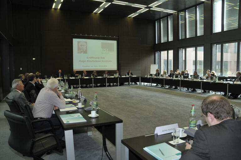 Das Bild zeigt den Saal bei der Gründungsveranstaltung des HSI