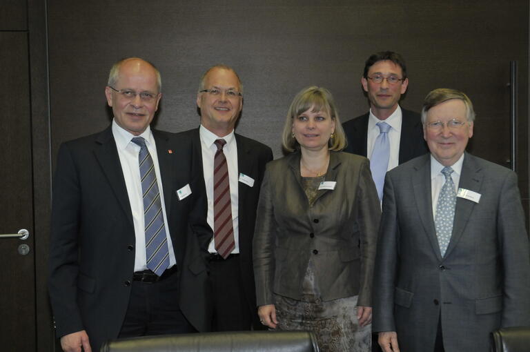 Das Bild zeigt Teilnehmer bei der Gründungsveranstaltung des HSI.