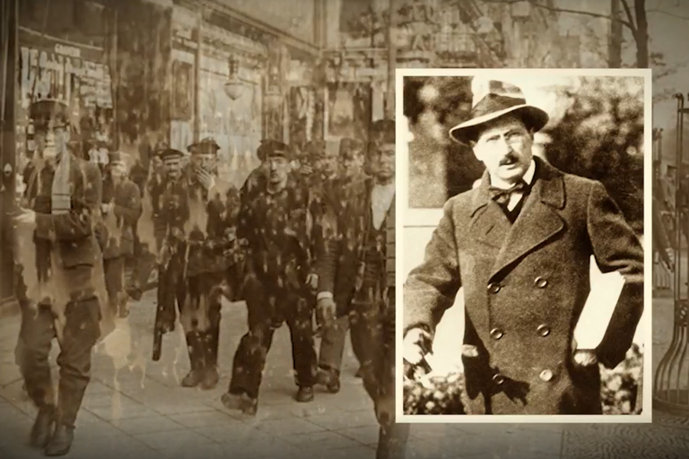 Auf dem Schwarz-Weiß-Bild sieht man streikende Soldaten während der deutschen Revolution von 1918/19 im Hintergrund.  Im Vordergrund ist eine Aufnahme von Hugo Sinzheimer mit Mantel, Fliege und Hut.